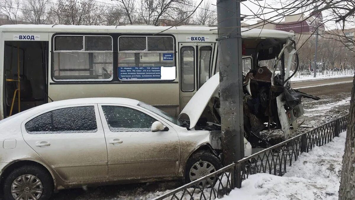 ДТП Оренбург в 2018 году с участием автобуса. ДТП на Сергея Лазо Оренбург. Пазик аварии
