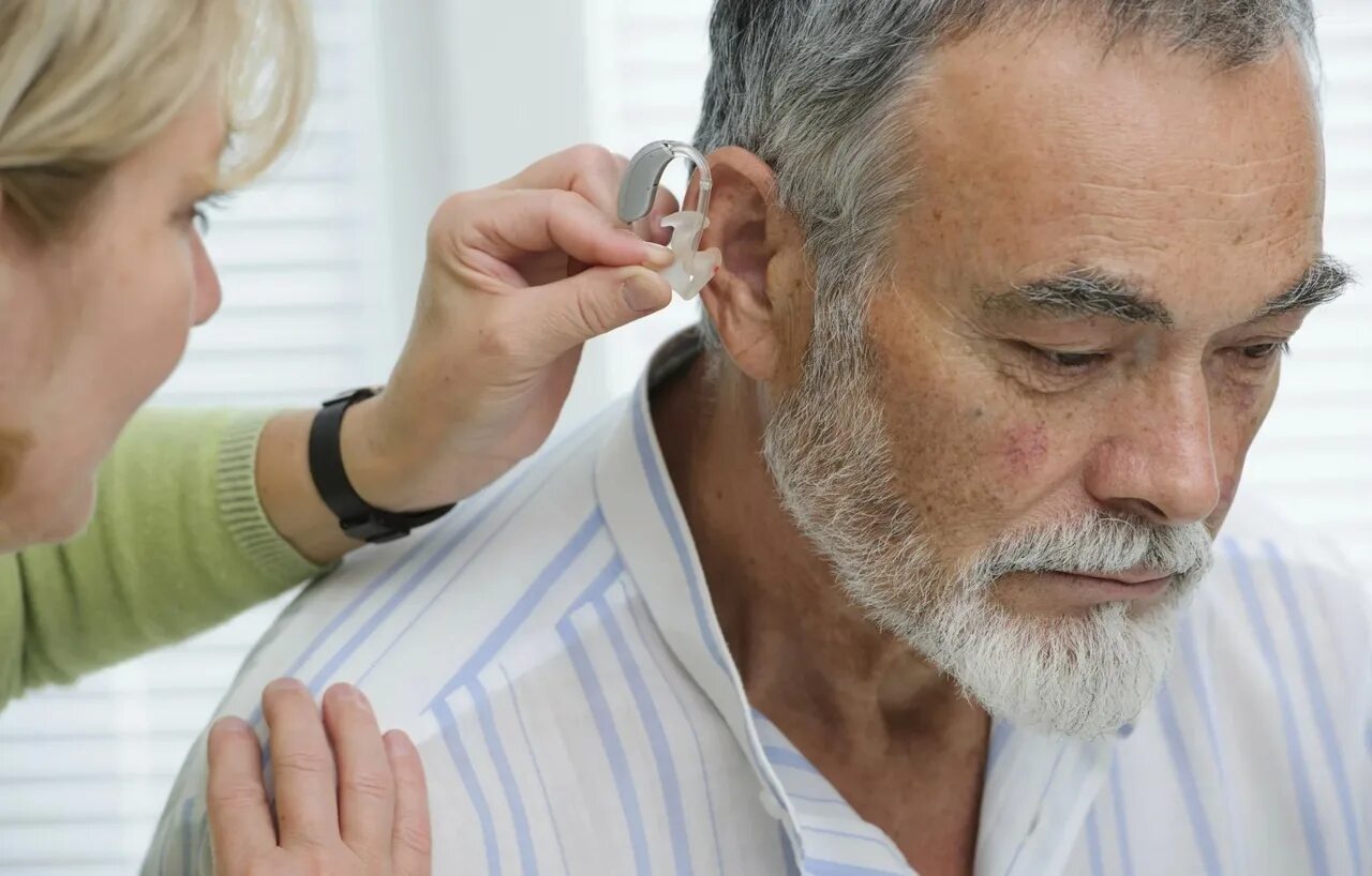 Плохо слышу шум. Нарушение слуха у пожилых людей. Глухота у пожилых. Тугоухость у пожилых. Старик со слуховым аппаратом.