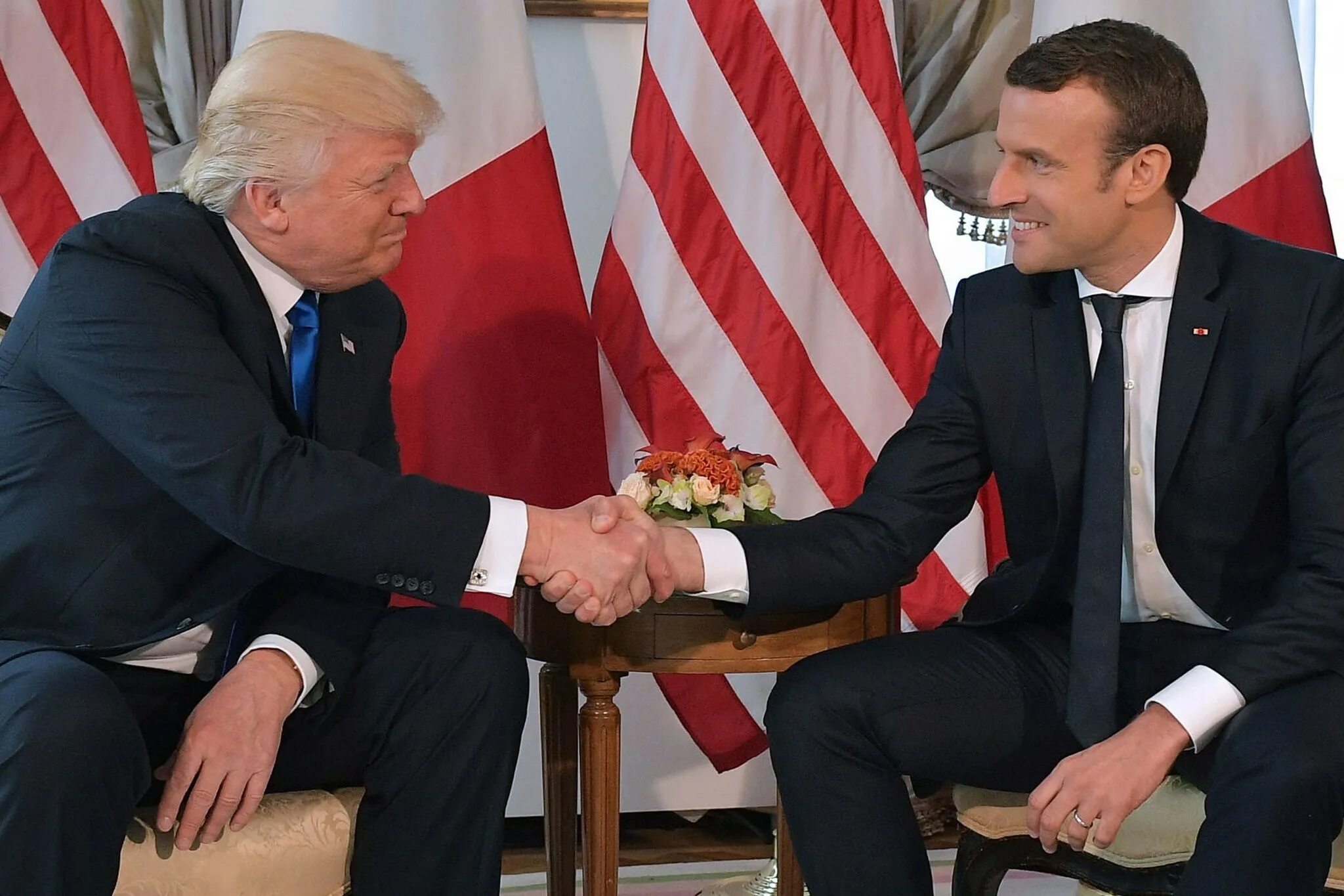 Подчиняющаяся сша. Франция и сша. рукопожатие французов. французы в сша. макрон рукопожатие.