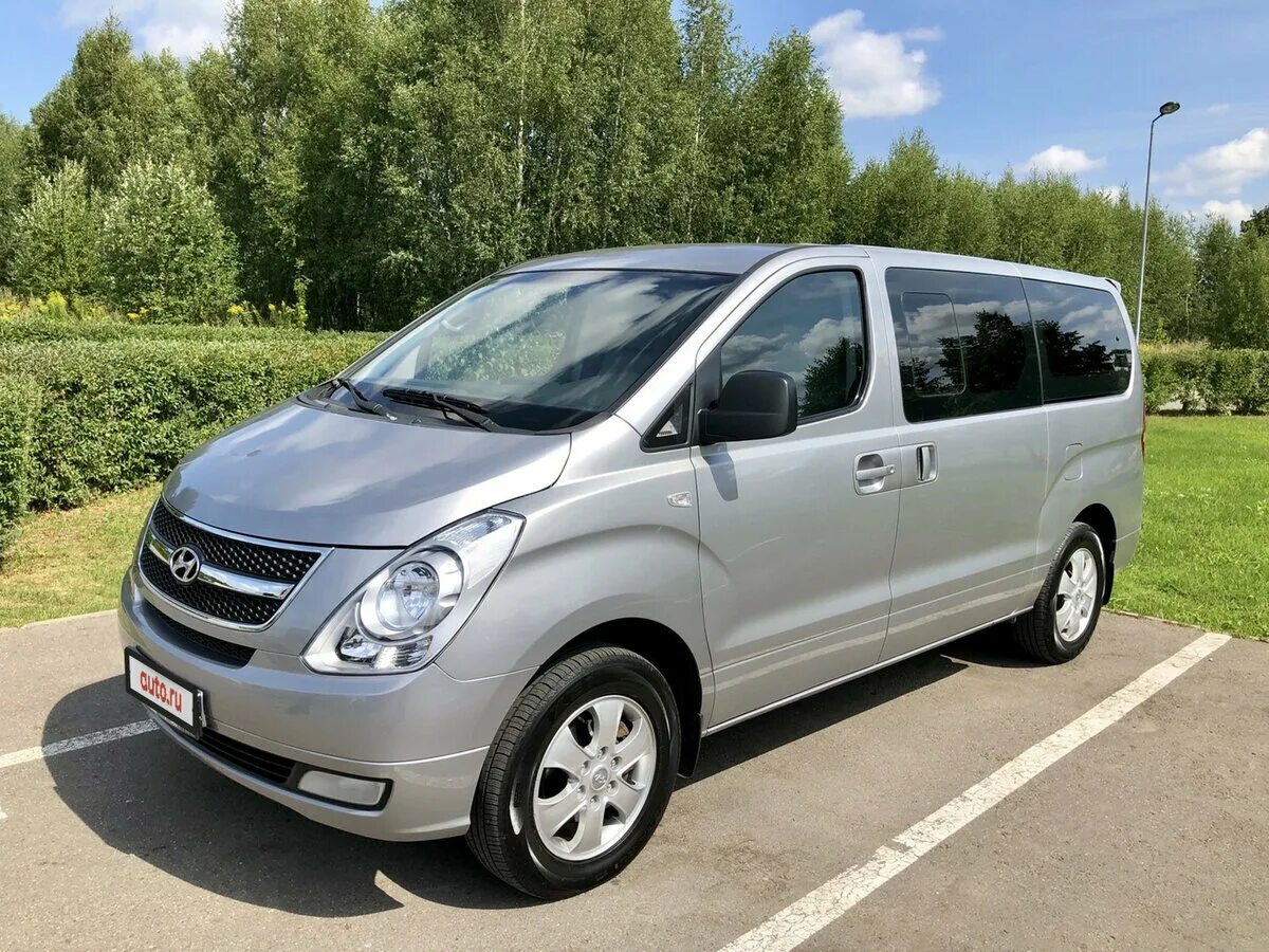 Hyundai Grand Starex 2014. Автомобиль Хендай Гранд Старекс, минивэн, серебристый. Морда Хендай Старекс дизель. Минивен Хундай в дороге.