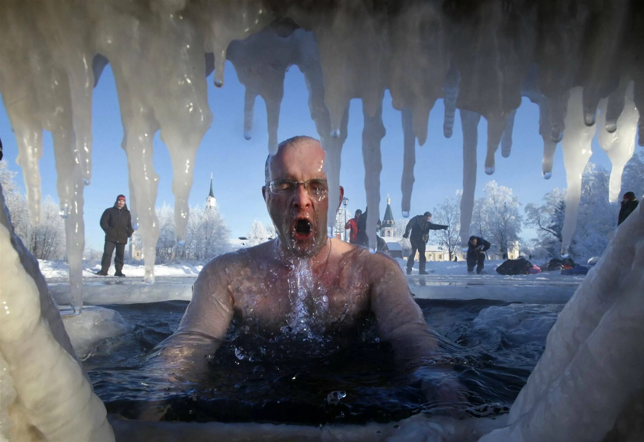 Купание в проруби. Крещение в ледяной воде. Ледяная прорубь. Смешное купание в проруби. Ледяное купание