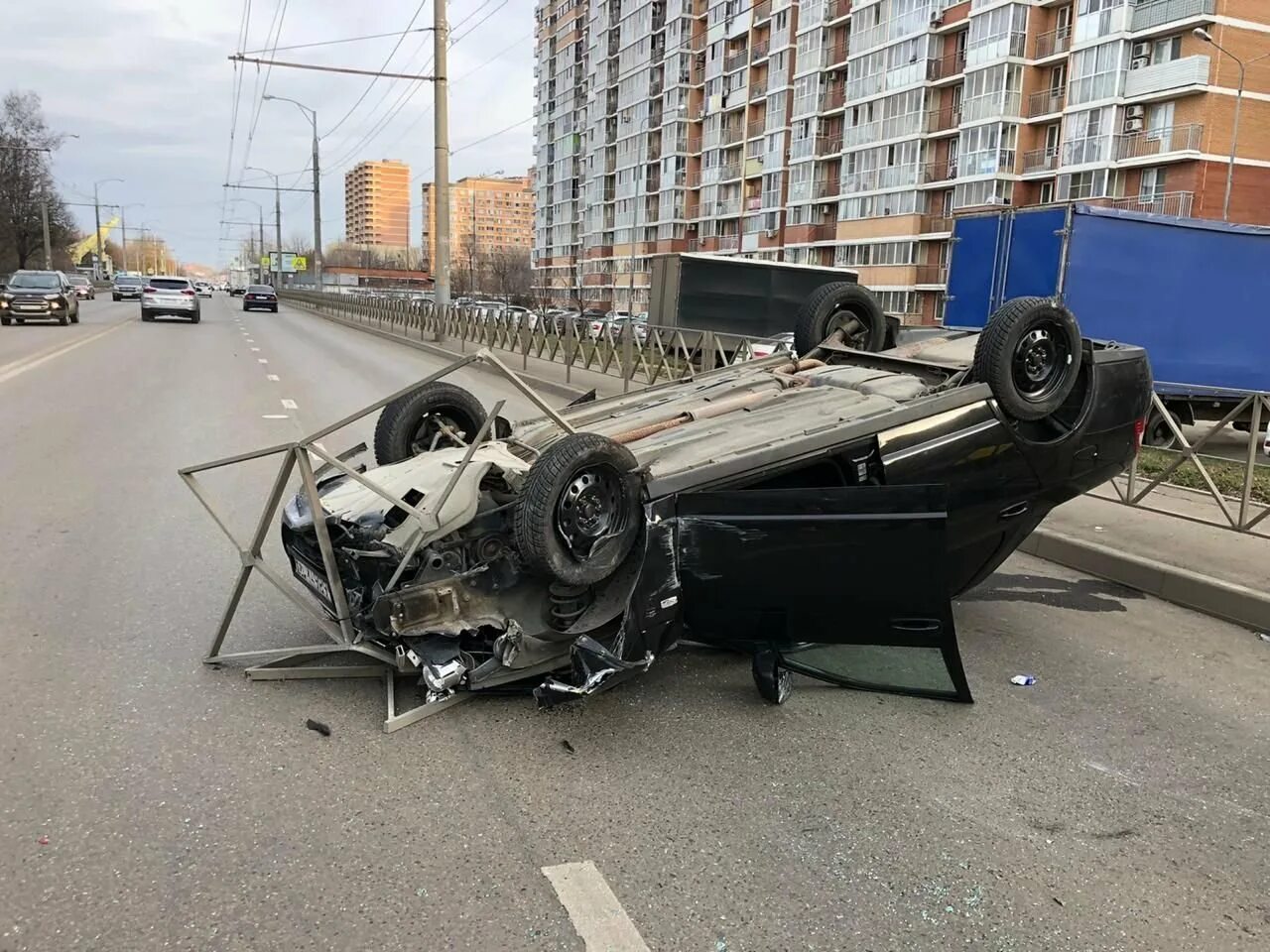 Машина в аварии фото. Черная Приора перевернулась. Машина перевернулась на крышу. Перевернутая машина.