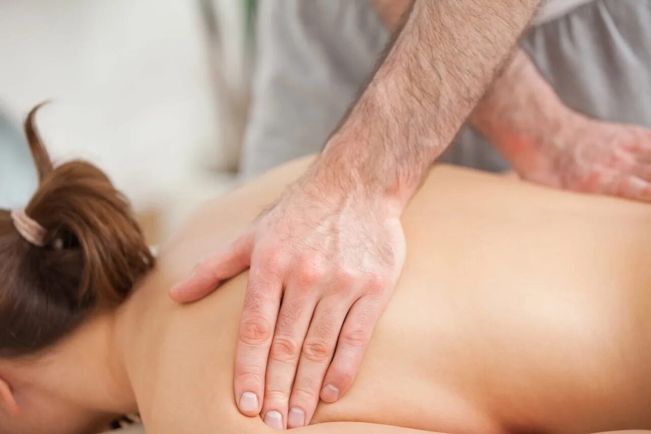 Www massaging com. Массаж лежа на спине. Массаж лежа на животе. Массаж живота лежа на животе. Массаж девушек лежа на животе.