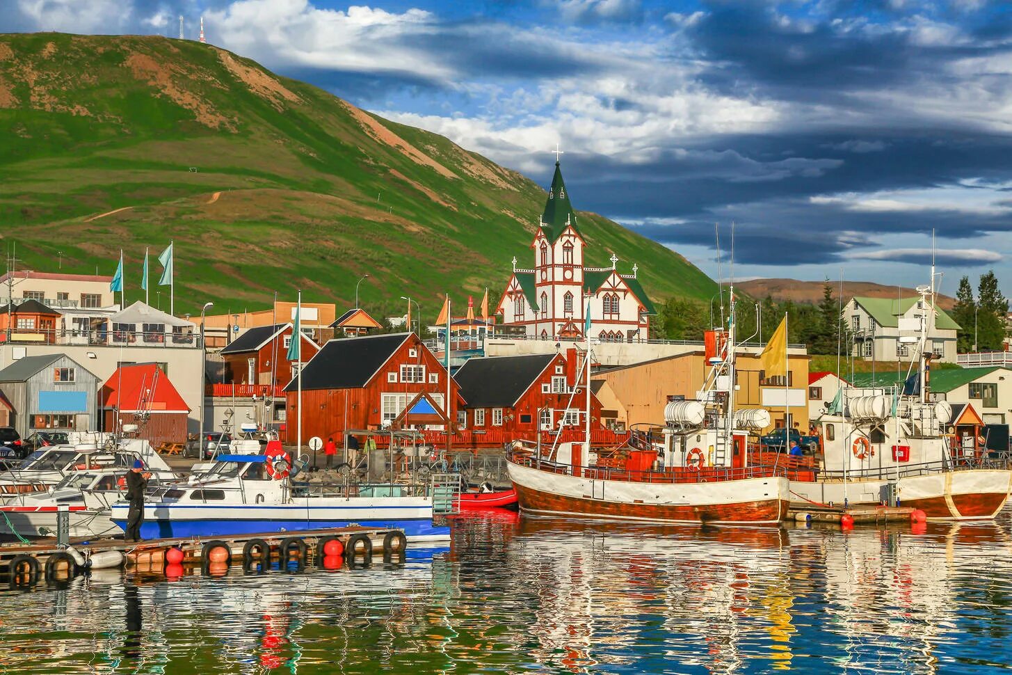 Island город. Исландия Хусавик. Хусавик город. Исландия Рейкьявик. Исландия Рейкьявик природа.