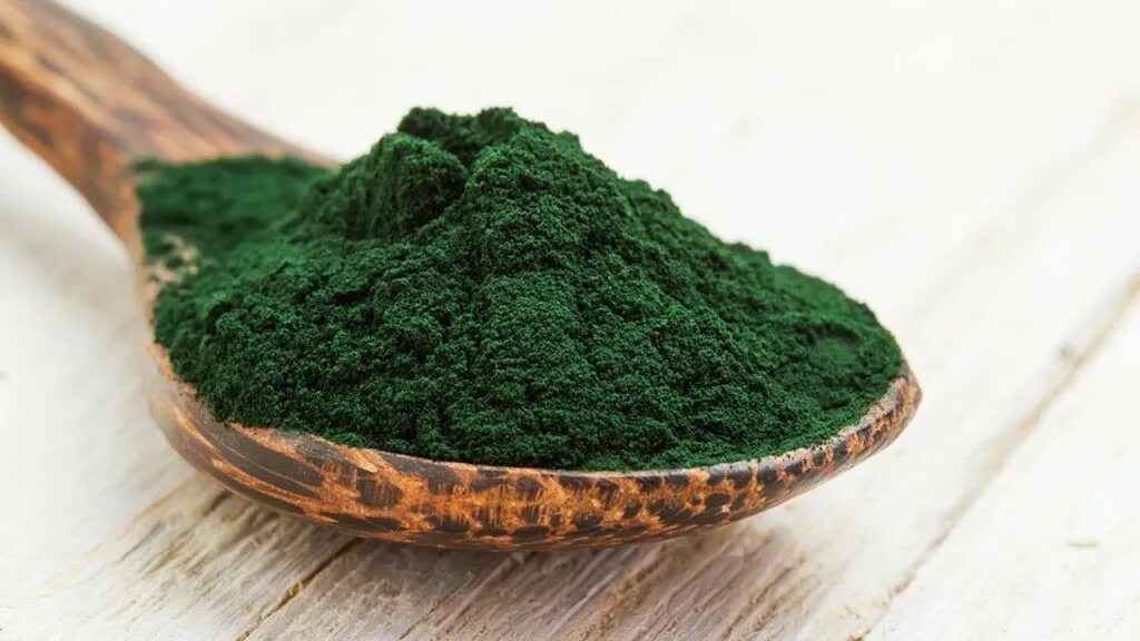 Зеленая добавка. Спирулина суперфуд. Spirulina водоросль. Водоросли спирулина (порошок). Arthrospira водоросли.