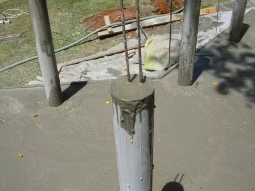 Трубу из бетона своими руками. Опалубка для столба тисэ. Воронка для заливки бетона в сваи. Труба асбоцементная d160 5м. Вазоны из бетона.