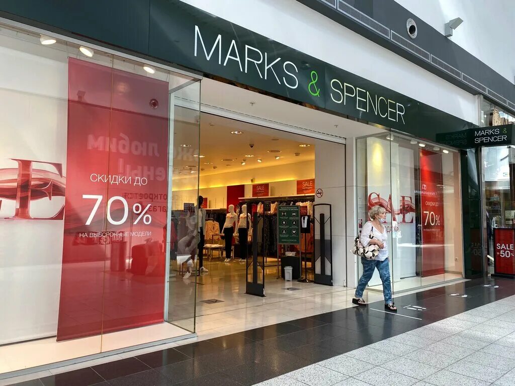 Магазин marks spencer. Маркс и Спенсер одежда. Marks Spencer одежда.