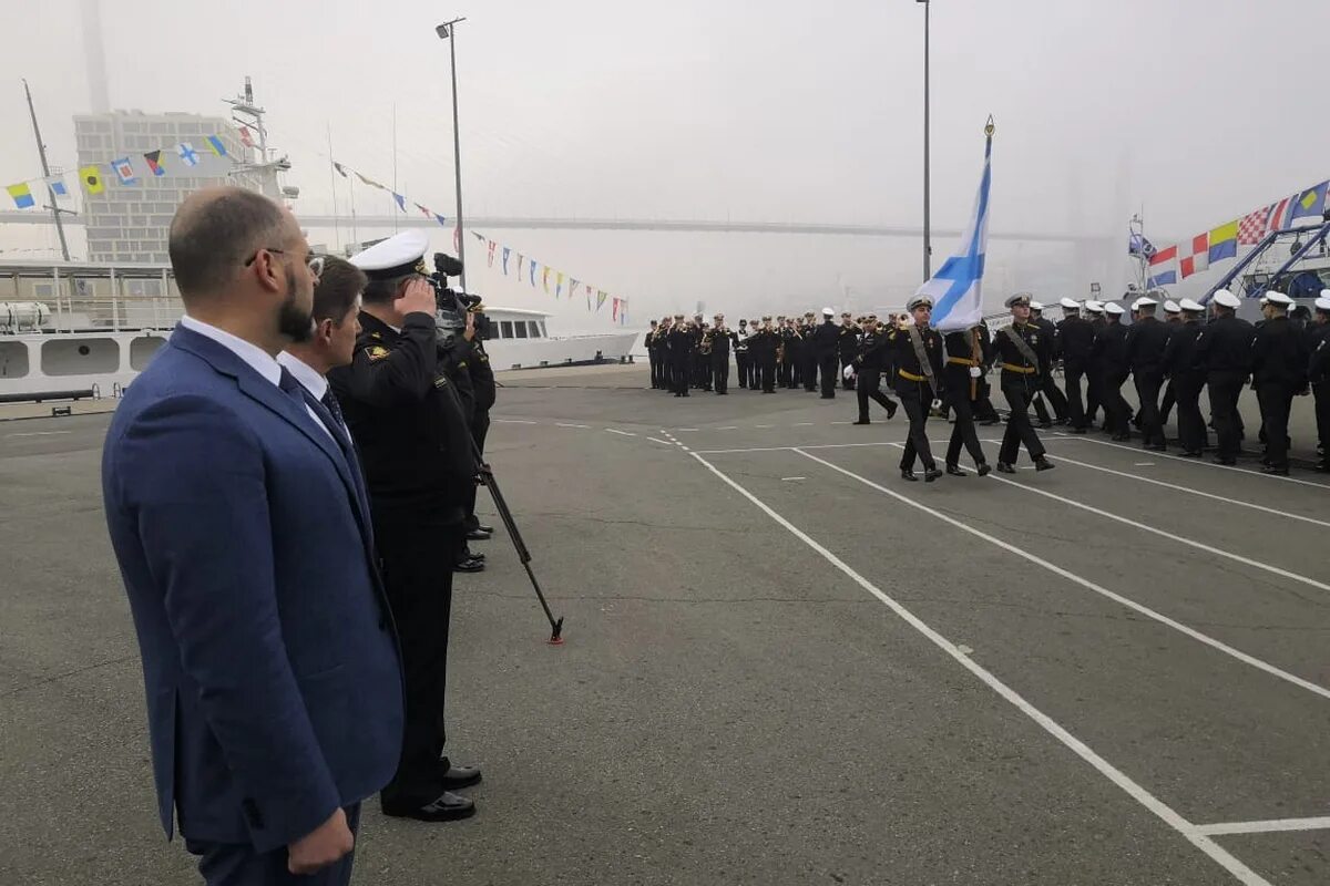 Минниханов встретился с военнослужащими Тихоокеанского флота 2012 год. Подъем флага ВМФ. Торжественное поднятие флага на корабле в Каспийске. Кожемяко награждает военных 155 морской бригады ТОФ.