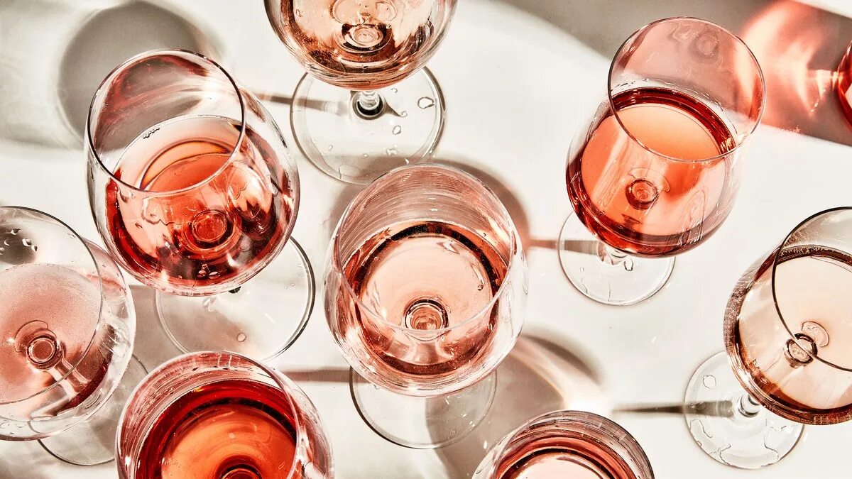 Вкус розового вина. Бокал розового вина. Дегустация розового вина. Розовое вино в бокале. Розовое вино дегустация.