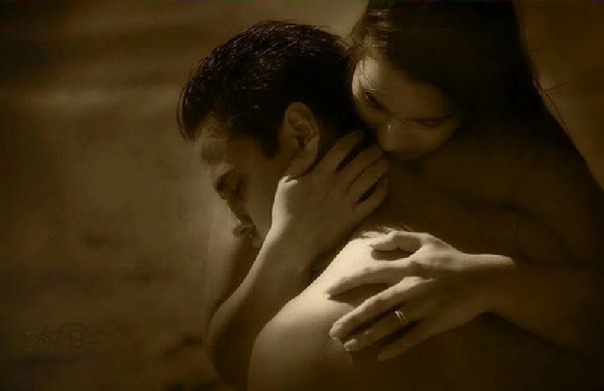 Как хочется тебя обнять стихи. Я буду плечи твои обнимать. Я буду плечи твои обнимать. Страсть. Обнять бы стихи.