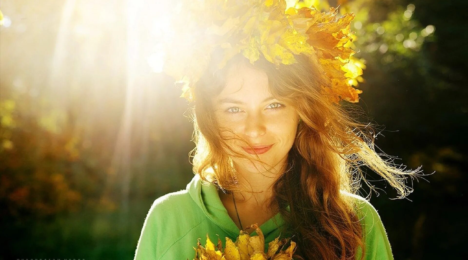 Фон для детей. Сияю как правильно. Счастливая женщина. Солнце и человек. Красивая девушка сияет.
