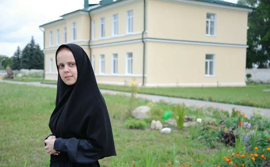 Дивеевский монастырь постриг в монахини. Монахиня сергия среднеуральский монастырь. Женский монастырь монахини жизнь в монастыре. Дивеево монастырь монахини. Игуменья иулиания зачатьевского монастыря.