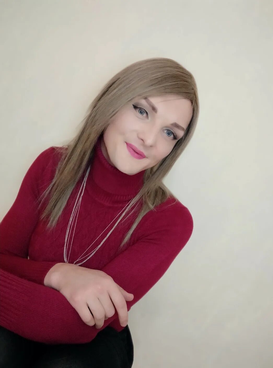 девушка в белье с ноутбуком. вебкам студия казань. вебкам студия интерьер. танита чочиева. дизайн комнаты для вебкам модели.