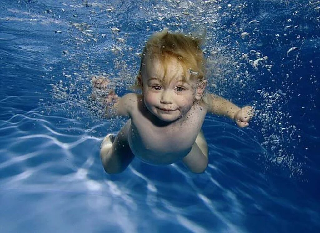 Море плавают дети. Дети воды. Дети плавают. Дети в бассейне. Ребенок под водой.