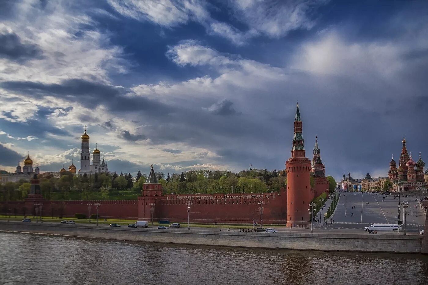 Кремлевская набережная Москва. Кремлевская набередгая Москва. Красная площадь Кремлевская набережная. Московский Кремль вид с набережной. Кремлевская район