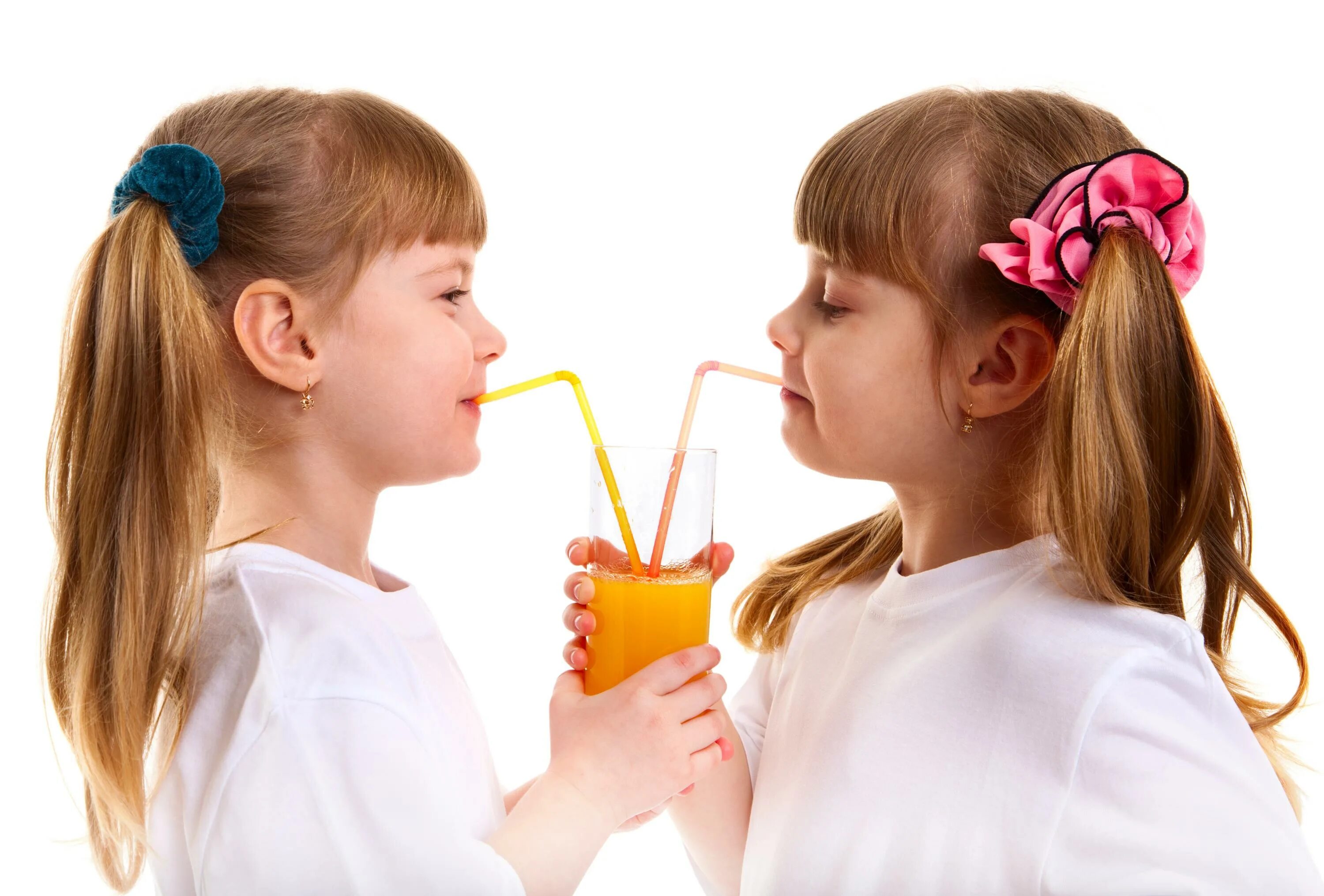 Сок через трубочку. Девочка пьет из трубочки. Девочка пьет сок. Сок из трубочки. Ребенок пьет девочка.