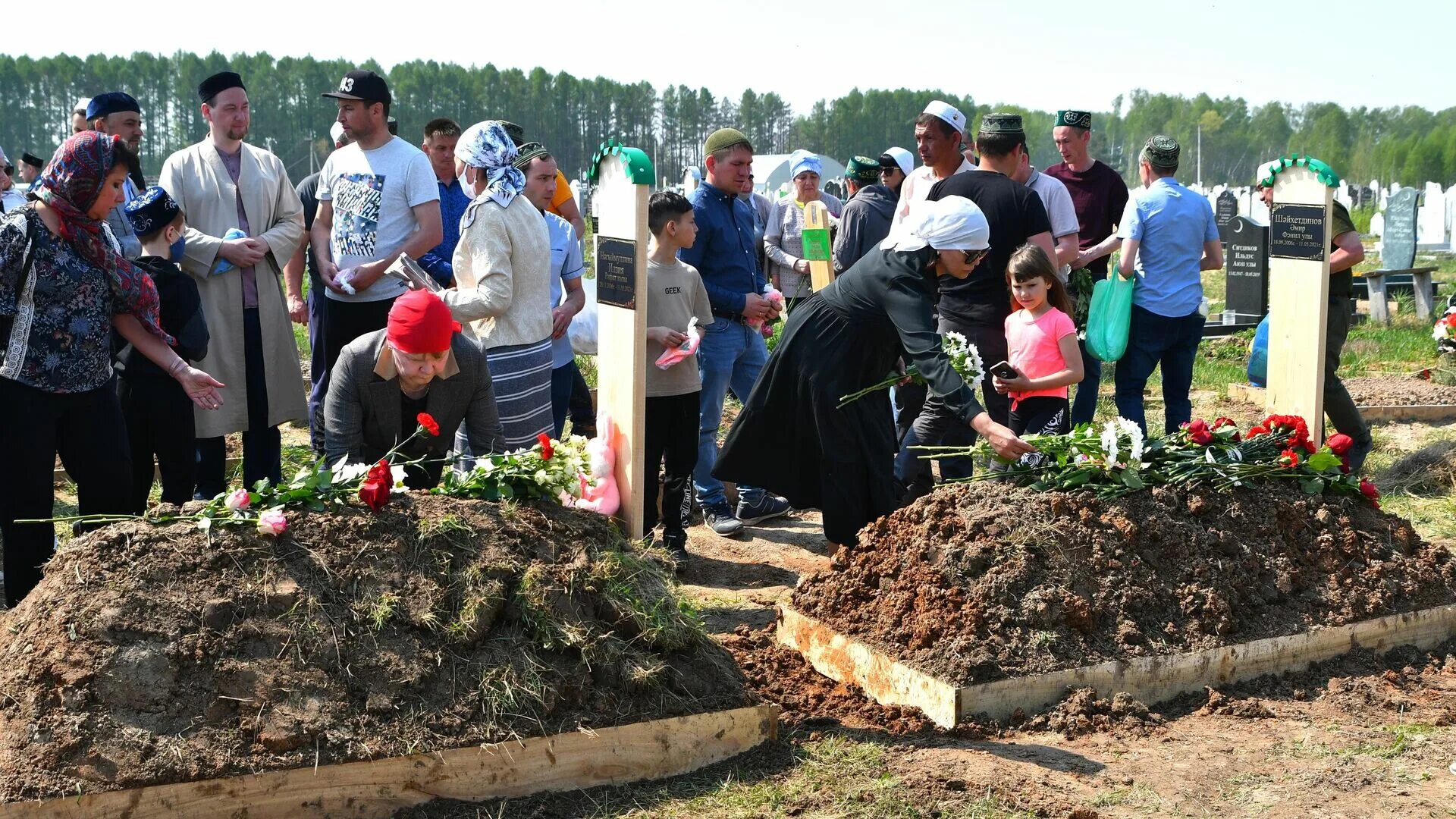 Похороны детей погибших в Казани в школе 2021. Похороны детей в Казани погибших в 175 школе. Казань 175 школа трагедия.