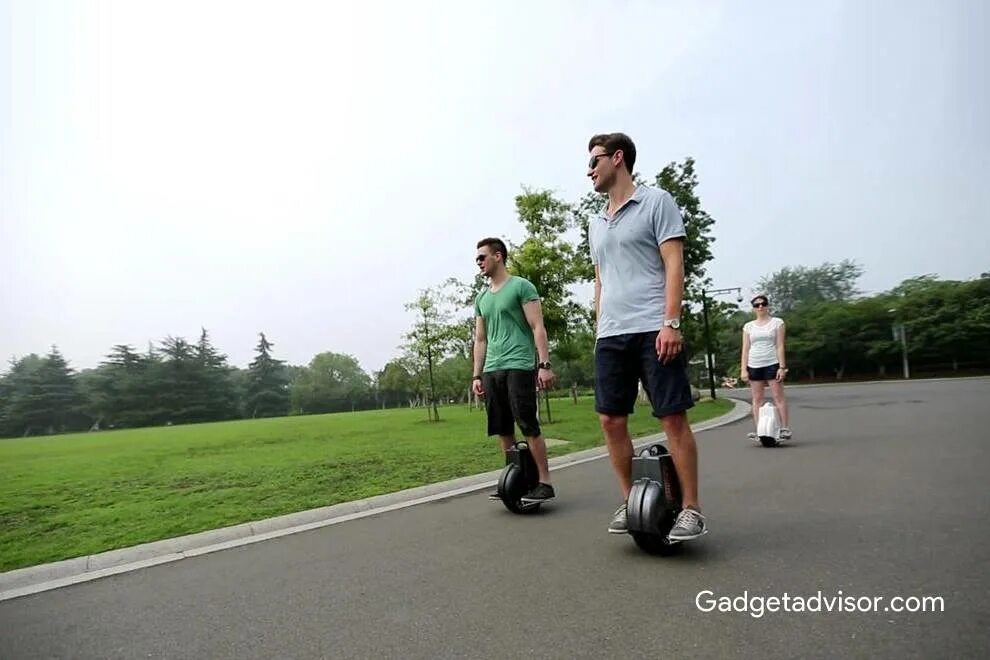 Одноколесный сигвей. Стоя ездить. Xiaomi ninebot mini s. Стоя ездить. Человек на моноколесе.