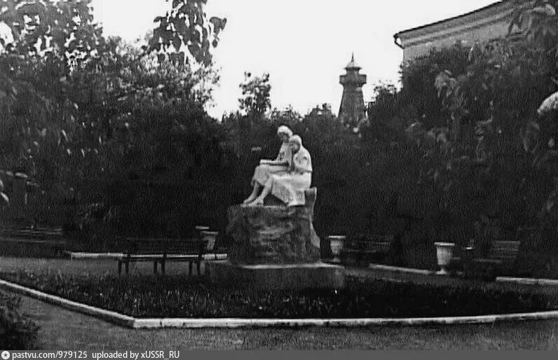 Подружка курган. Памятник читающие девушки курган. скульптурная композиция «читающие девушки» курган. скульптура читающие девушки курган.