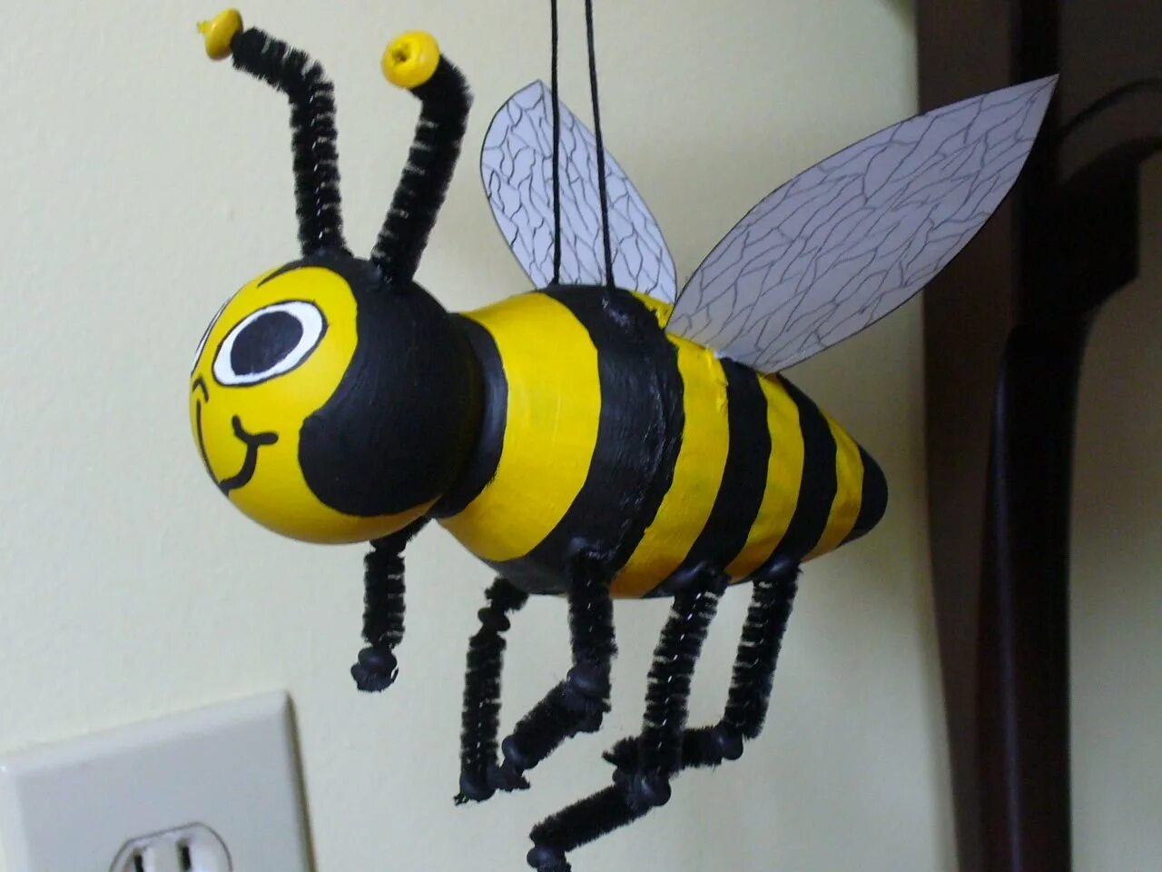 Сделать пчелу своими руками. Пчела из пенопласта. Поделка пчела. Большая пчела поделка. Пчела из лампочки.