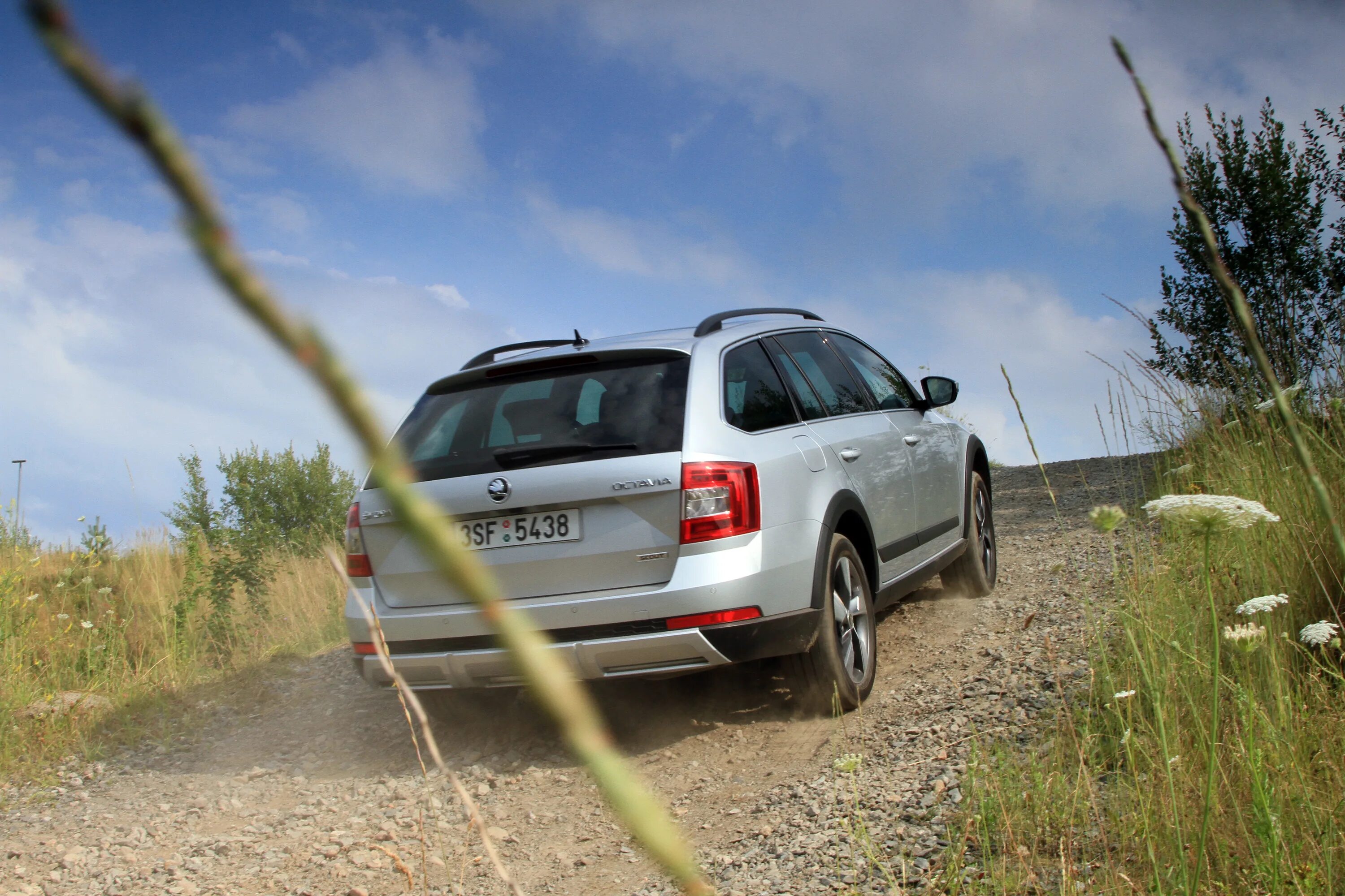 Шкода полные привод цена. Škoda Octavia Scout a7. Octavia Scout бездорожье.