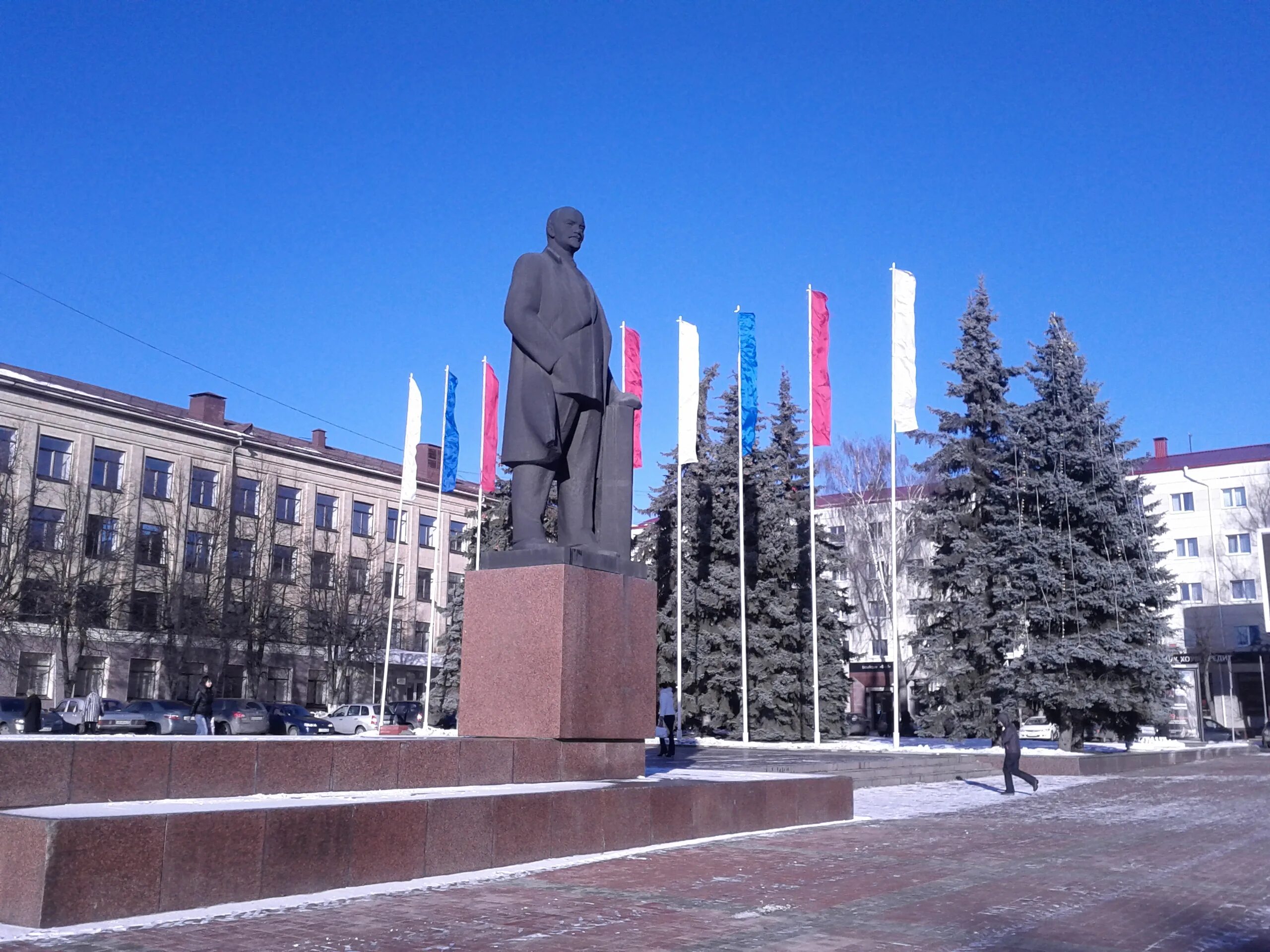 Пл брянск. Площадь Ленина Брянск. Памятник на площади Ленина Брянск. Памятник Ленину Брянск площадь Ленина. Пл Ленина Брянск администрация города.