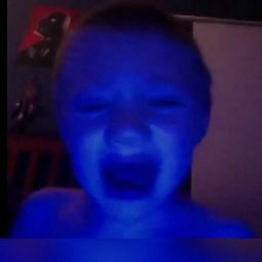 Люди в синем кричали закройте двери. Мальчик синий экран. Орущий пацан и синий экран смерти. Мальчик кричит с синего экрана.