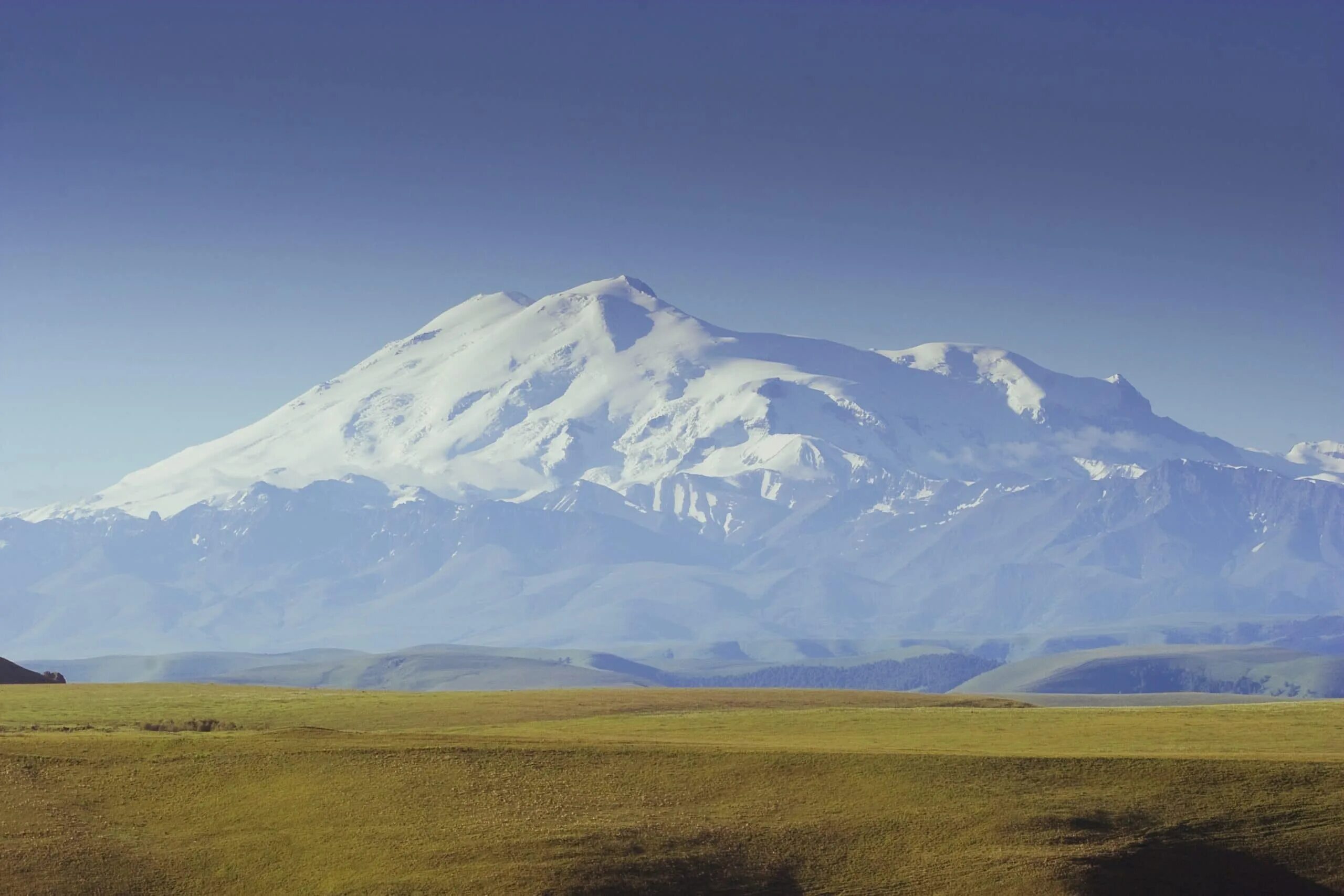 Самая высокая гора в рос. Горы Кавказа Эльбрус. Самая высокая гора Кавказа Эльбрус. Горы Эльбрус кавказский хребет. Горы Эльбрус в высоком.