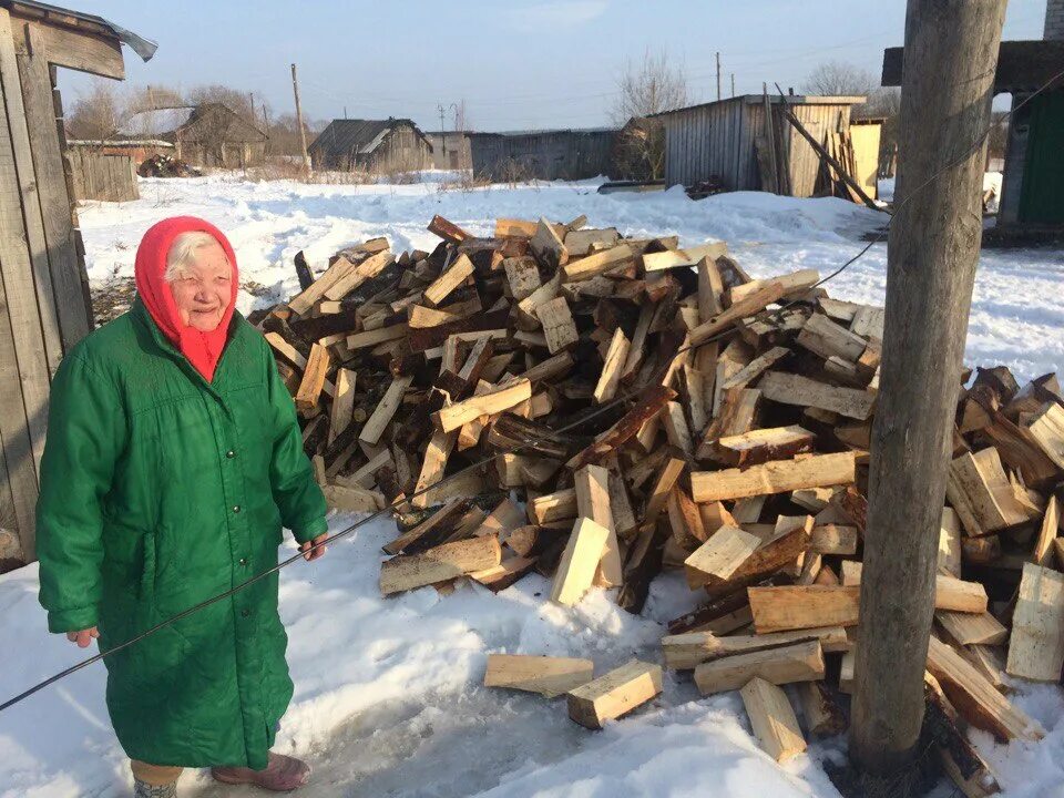 Бабушка с дровами. Бабка с дровами. Старушка и дрова. Дрова для пенсионеров.