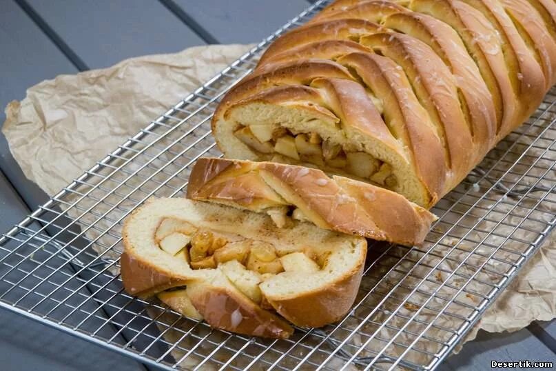 яблочный пирог из батона. шарлотка с хлебом и яблоками. пирог из батона с яблоками в духовке. шарлотка с яблоками. шарлотка из батона.