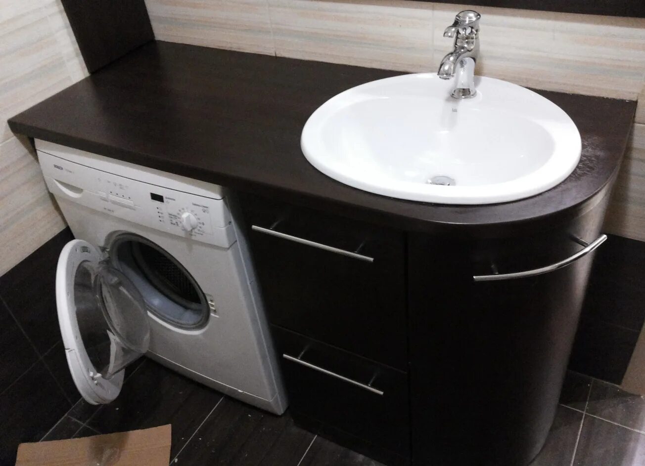 столешница с тумбой под стиральную машину. столешница с тумбой под стиральную машину. раковина со столешницей под стиральную машину 120 см с тумбой. тумба под столешницу с раковиной 1400. Colavene мебель для постирочной.