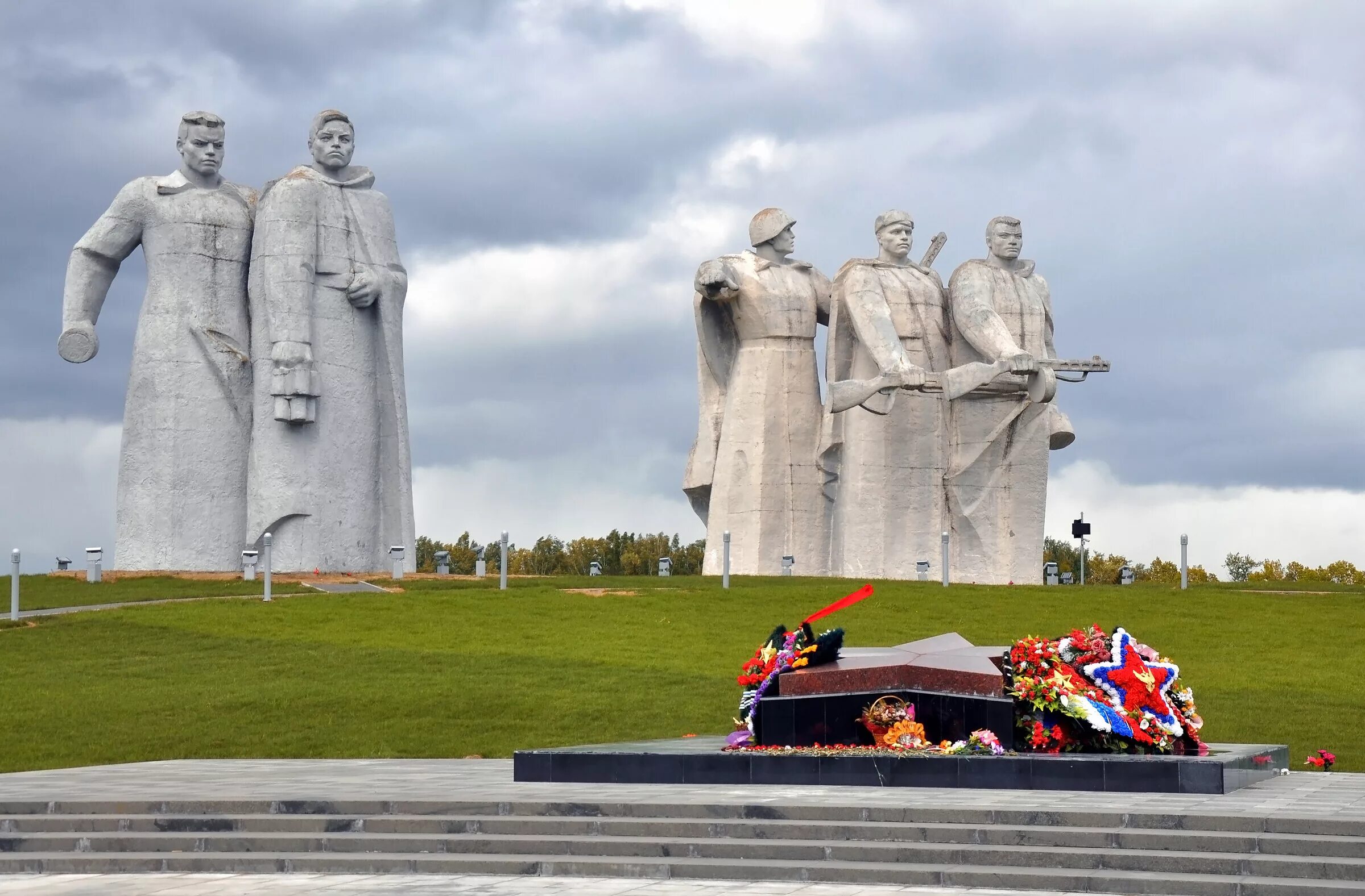 Чем отличается памятник мемориал и обеликс. Мемориальный комплекс героям-панфиловцам Волоколамск. Мемориал «героям-панфиловцам» в Дубосеково. Памятник панфиловцам в Дубосеково. Мемориал героям панфиловцам Волоколамск.