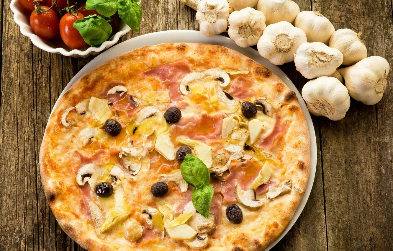 Какое блюдо пицца. Пицца ветчина грибы маслины. Пицца с грибами. Стол с едой. Пицца с маслинами.