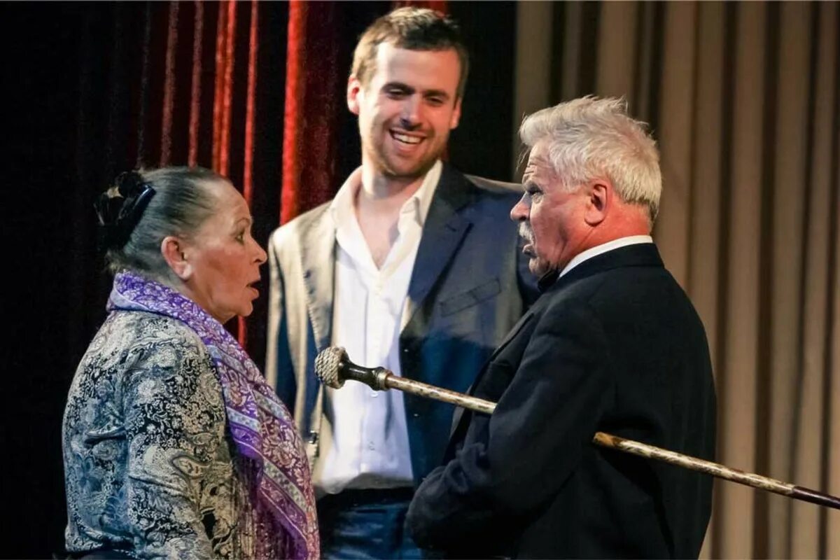 Полянский аккомпаниатор. Аккомпаниатор спектакль никоненко. Аккомпаниатор. Музыкальный аккомпаниатор. Аккомпаниатор.