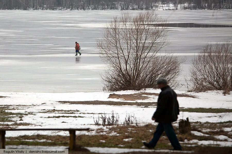 тонкий лед для детей. осторожно , рыболовы тонкий лед. выход на лед запрещен. тонкий лёд на реке. опасный лед.