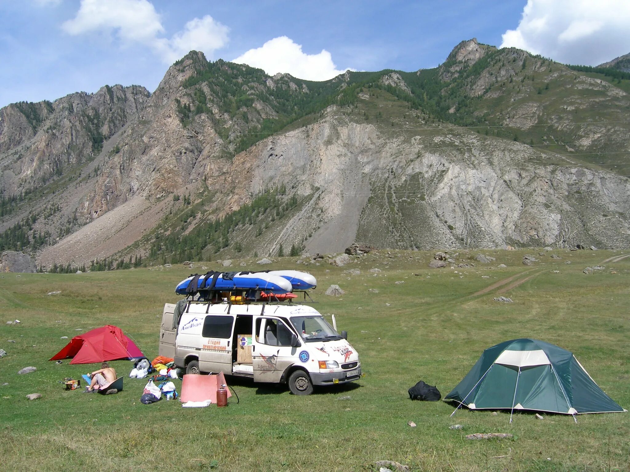 Чемал горный Алтай палаточный городок. Автокемпинг горный Алтай. Горный Алтай Чемал кемпинг с палаткой. Палатка Алтай.