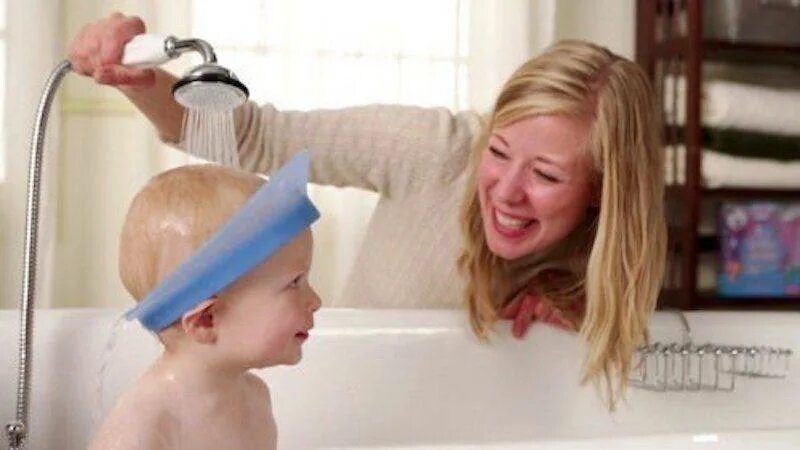 Помывка детей. Мытье волос ребенка. Мытья волос и головы для детей. Ребенок моет голову.