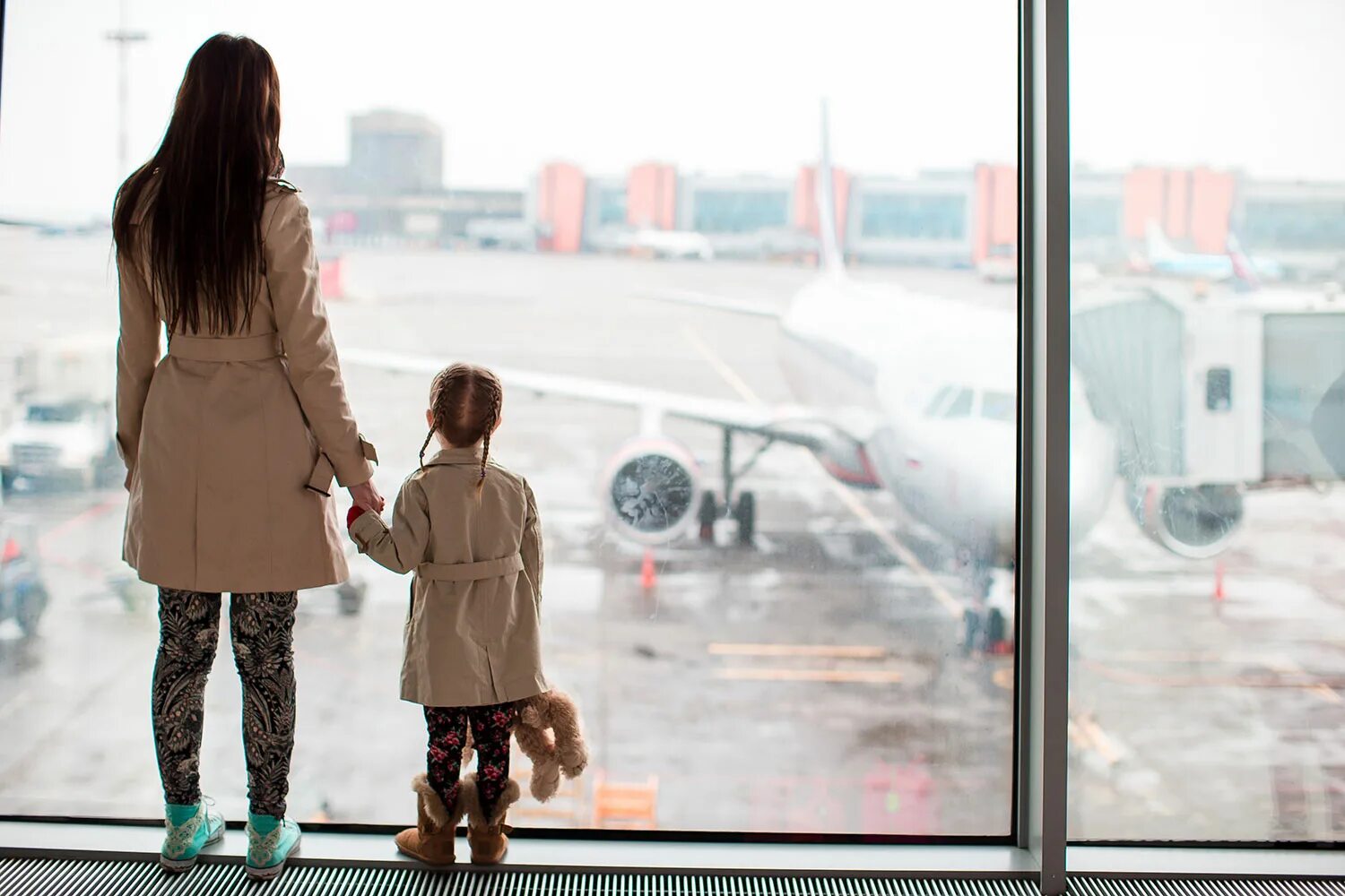 Без разрешения мамы. Дети в аэропорту. Мама с дочкой в аэропорту. Фотографию Дочки аэропорта. Выезд ребенка за границу.
