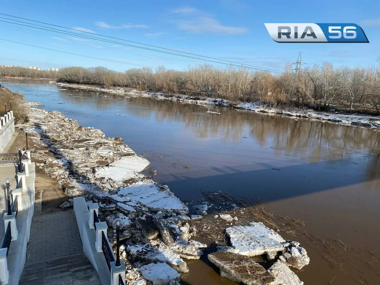 На сколько поднялся урал в оренбурге. Река. Река Урал. Уровень воды в Урале. Ледоход на реке.