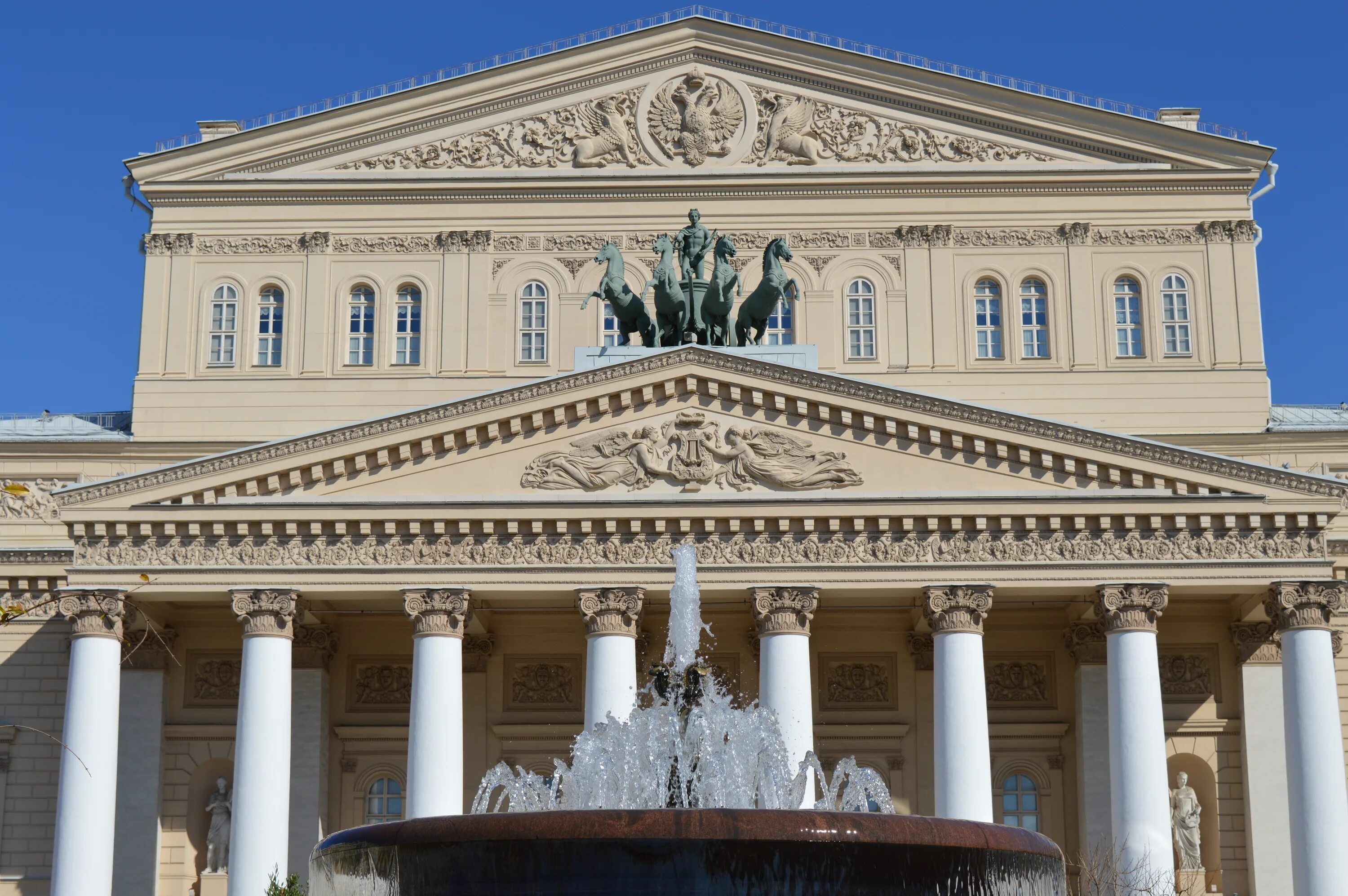 Www bolshoi. Большой театр в Москве Архитектор. Большой театр в Москве классицизм. Фасад большого театра в Москве. Стиль классицизм в архитектуре большой театр в Москве.