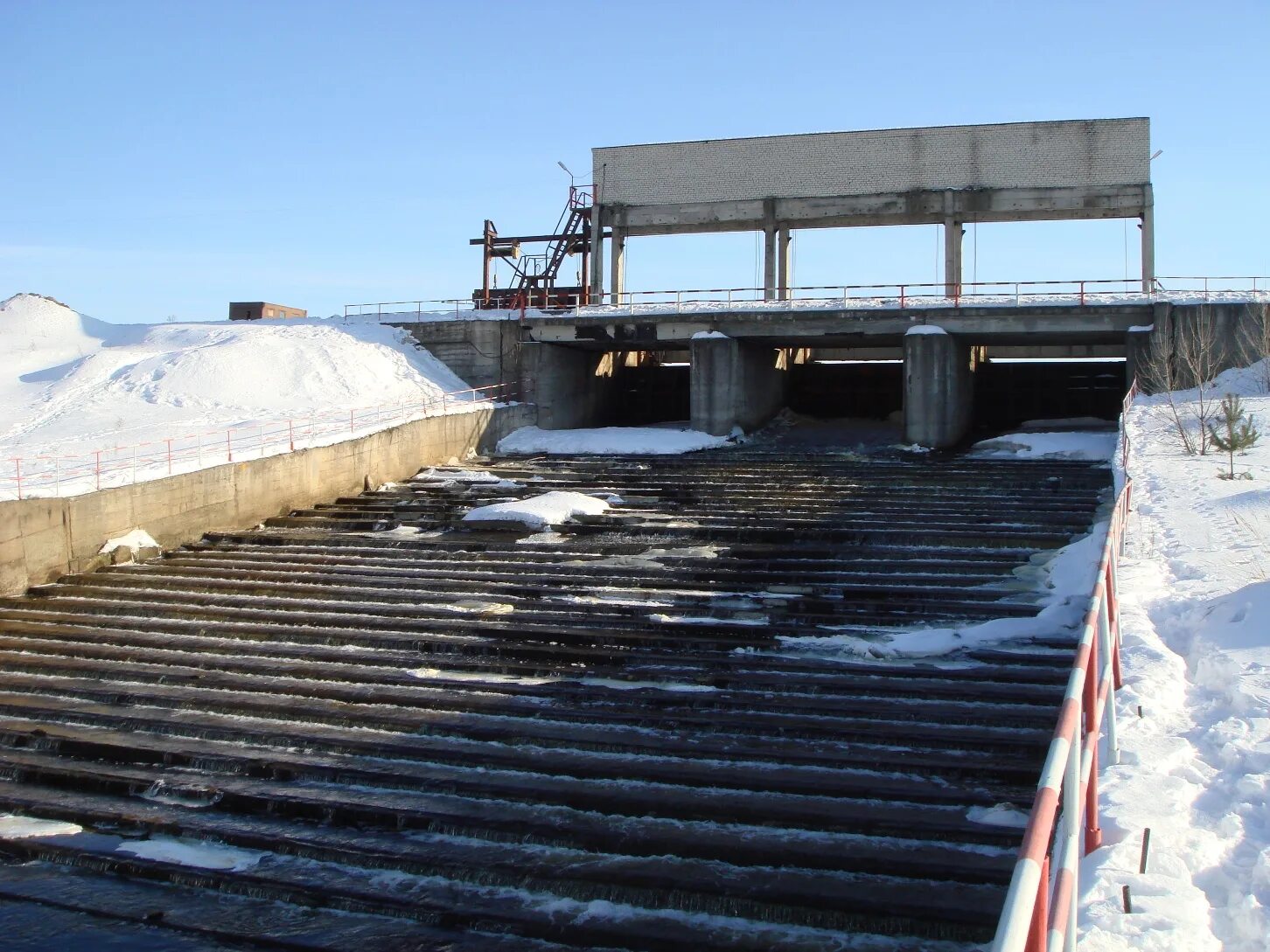 Аварии водохранилища. Водосброс Пулковское водохранилище. Нижегородские гидротехнические сооружения. ГТС это гидротехническое сооружение. Гидротехнические аварии.