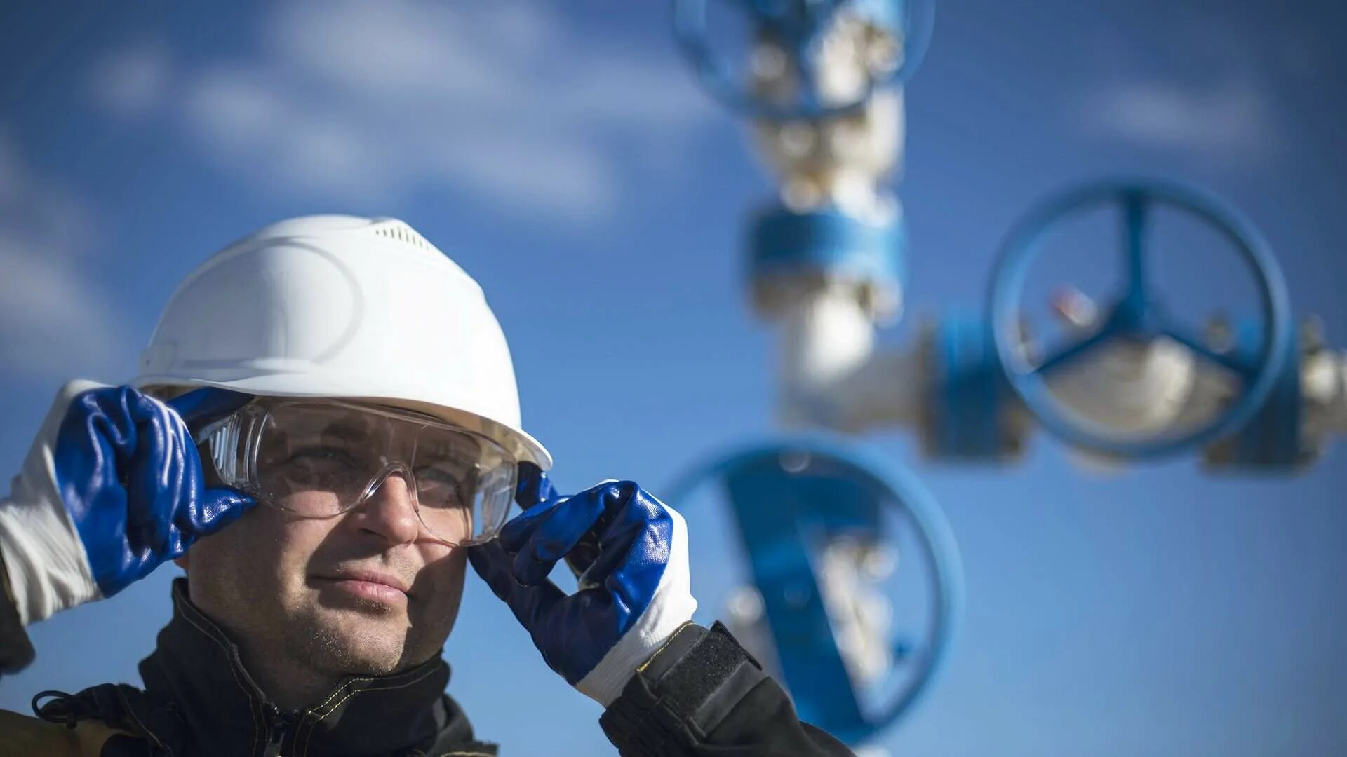 Нефтедобыча силуэт. Нефтяная вышка роснефть. Нефть вышка. Грустный работник в нефтепромысле. Нефтедобыча работник.