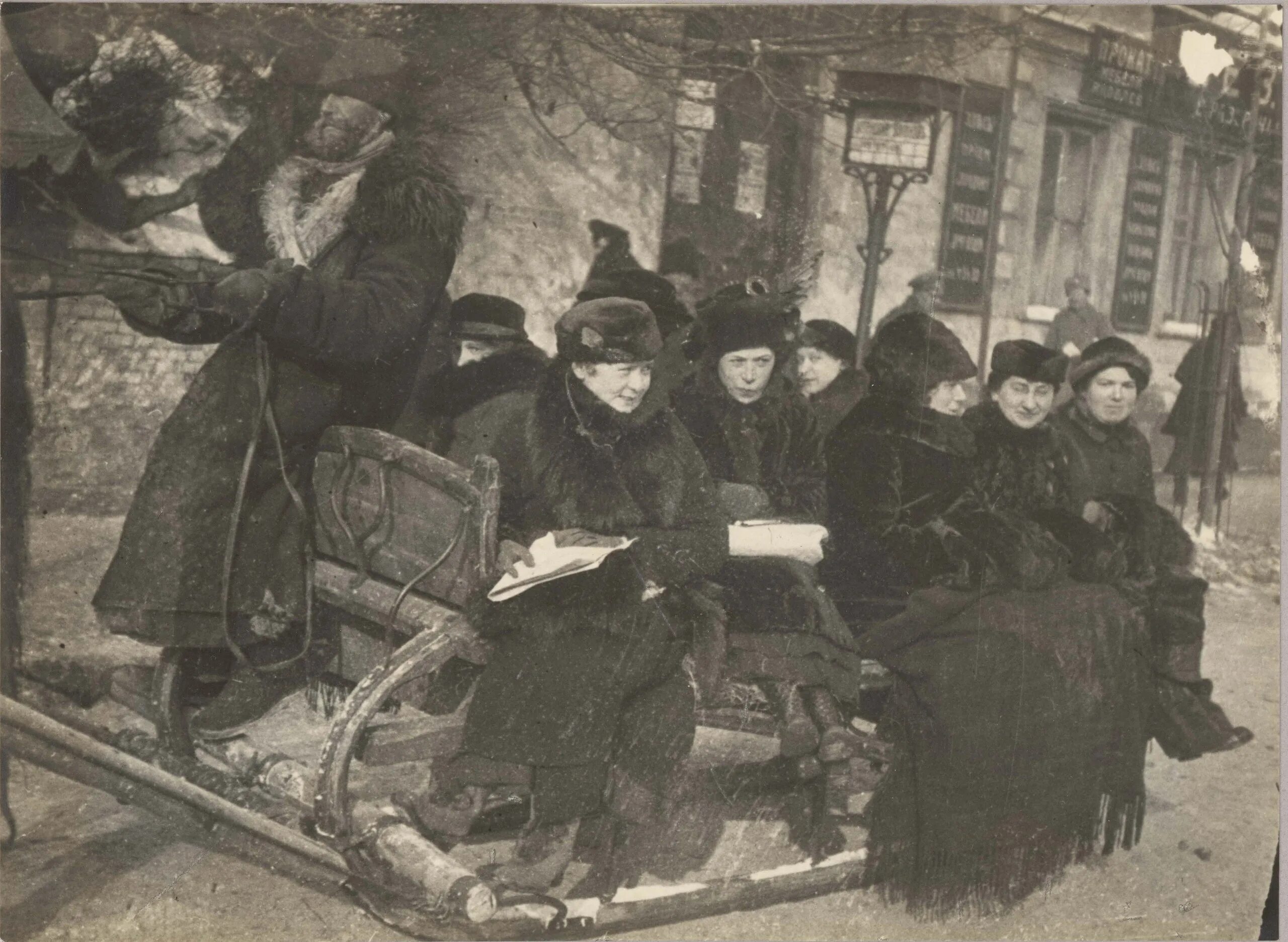 Революционный петроград год 1917. Ленин на красной площади 1918. Очередь за хлебом петроград 1917. Россия после революции 1917 разруха. Красная площадь 1917.