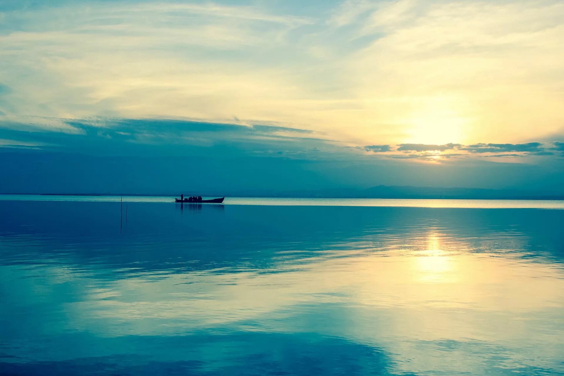 Умиротворенное море. Спокойное море. Бирюзовое море. Гладь воды. Спокойный пейзаж.