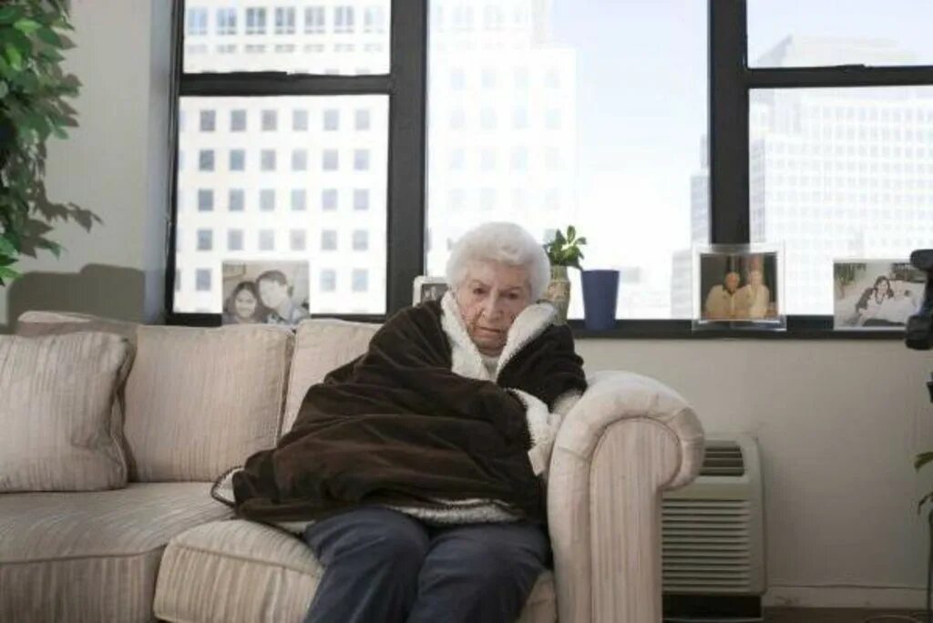 Квартира бабушки. Европейцы мерзнут в квартирах. Бабушка в холодной квартире. Холод в квартире.