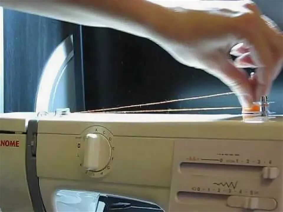 Как намотать нитку janome. Швейная машина janome 423s. швейная машинка janome намотка шпульки. janome 5522 заправленная. намотка нитки на шпульку janome 7524а.