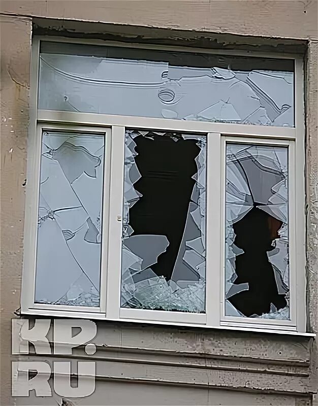 Выбило окна ветром. Дом с выбитыми окнами. выбитое окно. здание с выбитыми окнами. выбитое окно в квартире.