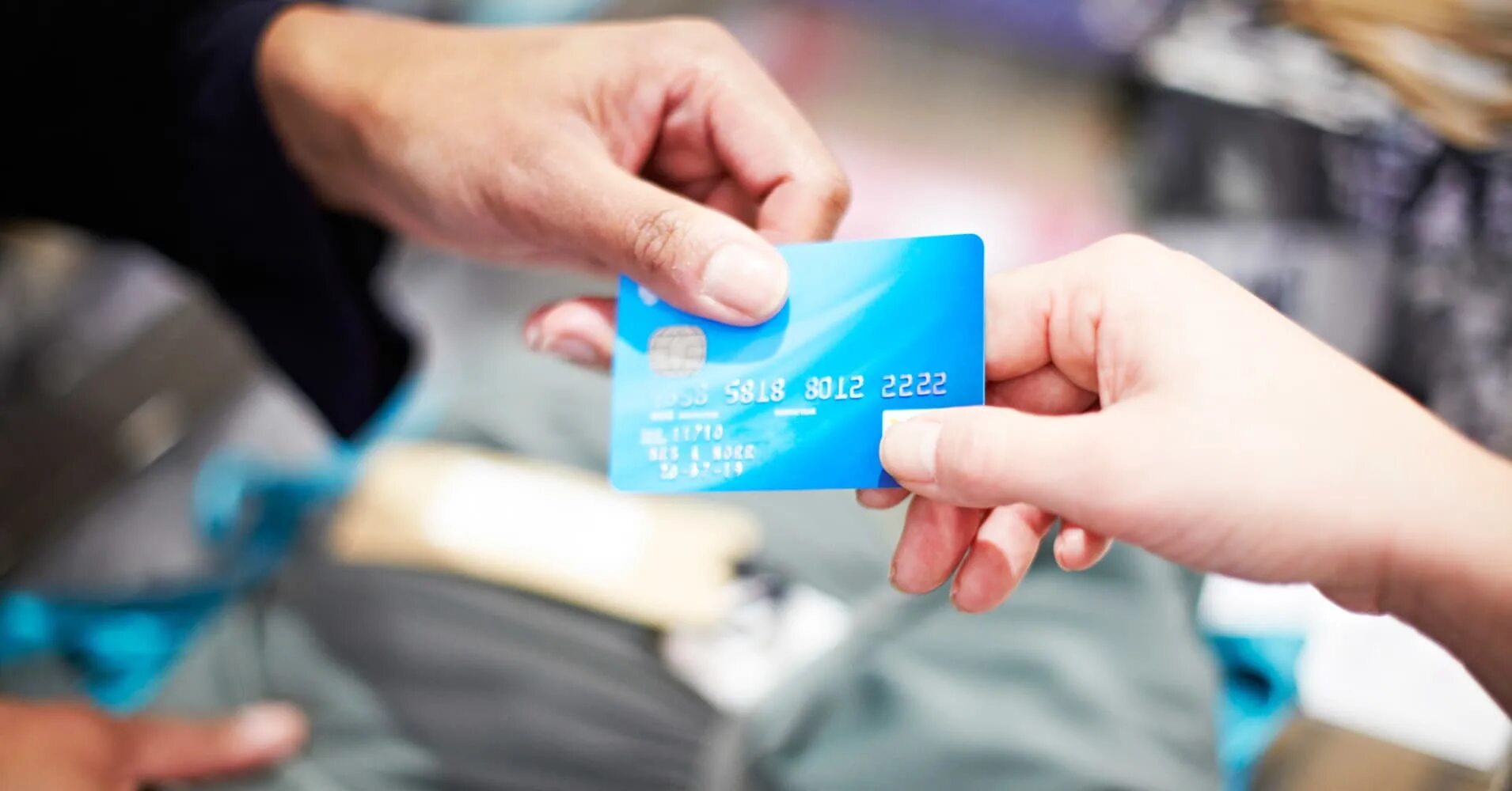 Как получить кредитку. Кредитная карта. Выдача кредитных карт. Кредитная карта в руке. Фото с банковской картой в руках.