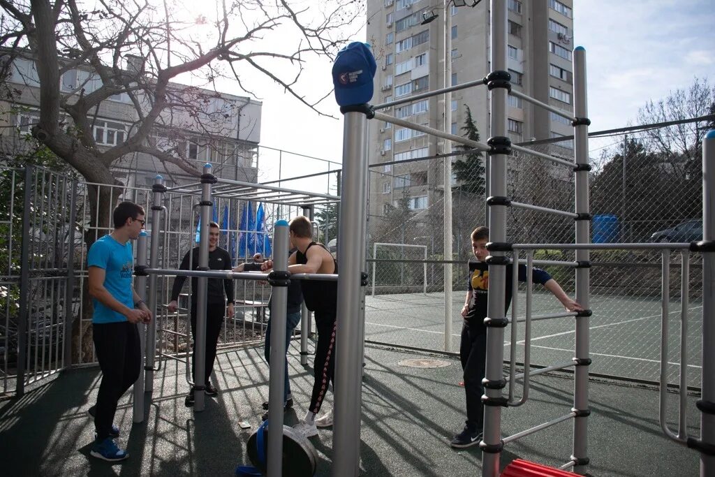 Ялта спорт. Спортплощадка Строителей Ялта. Ялта спортплощадки на улице. Ялта Московская спортивная площадка. Дзержинского Ялта спортивная площадка.