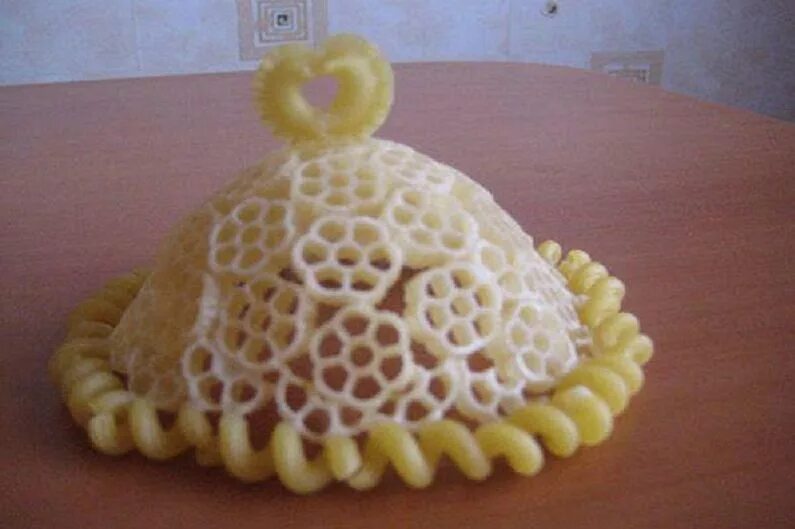 Поделки из фигурных макарон. Что то из макарон. Поделки из макарон для детей. Макароны макаронные изделия. Снежинки из макарон своими руками.